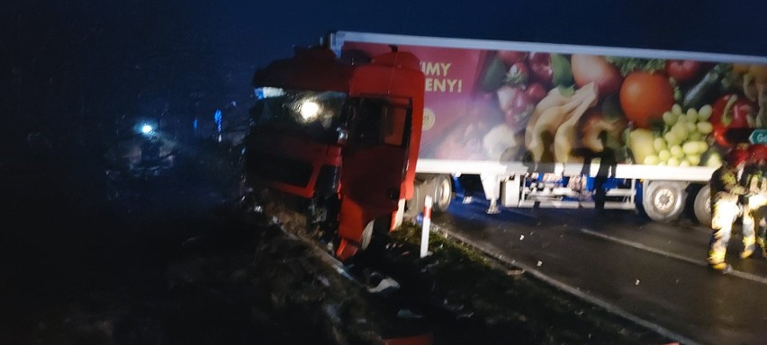 Wypadek koło Lubina na Dolnym Śląsku. TIR zablokował drogę [ZDJĘCIA]