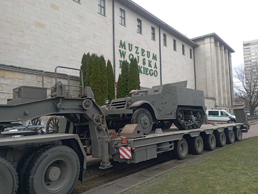 Działo Su-57 wyjeżdża z Muzeum Wojska Polskiego w Warszawie...