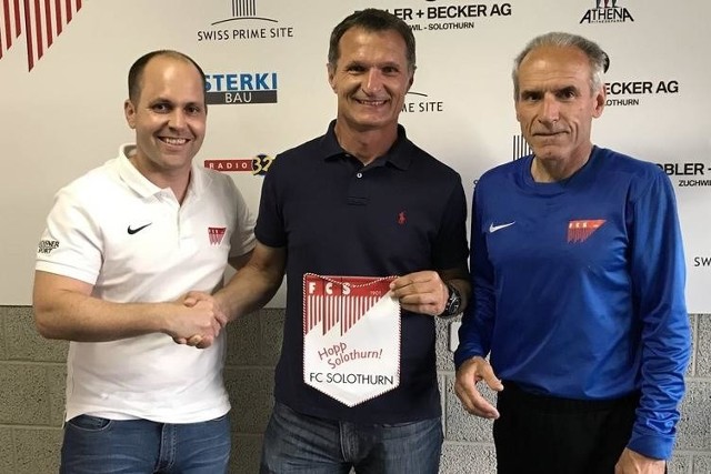 Dariusz Skrzypczak (w środku) ostatnio pracował w czwartoligowym klubie szwajcarskim FC Solothurn