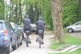 Policjanci na rowerach zatrzymali nastolatka w kradzionym samochodzie