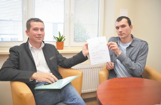 Student Michał Urbanowicz (na zdjęciu z prawej) i jego promotor dr inż. Wiesław Urban chcą opatentować swój wynalazek. Pokazują wniosek, który  złożyli w polskim urzędzie patentowym.