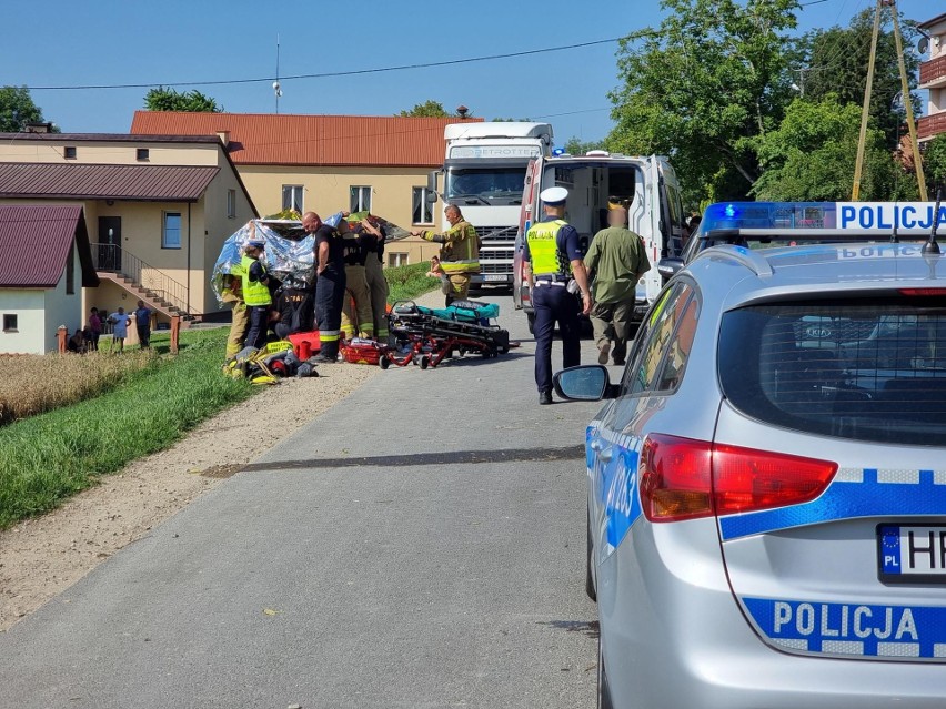 Wypadek w Sierakoścach koło Przemyśla. 6-latek potrącony przez samochód. Dziecko w ciężkim stanie zabrane przez LPR do szpitala [ZDJĘCIA]