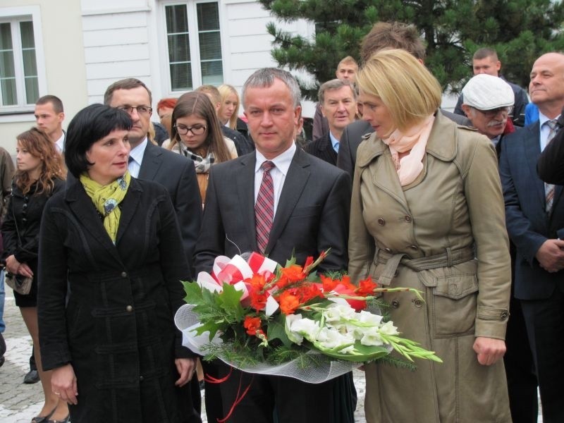 Wiązankę kwiatów pod pomnikiem patrona I LO złożył Janusz...