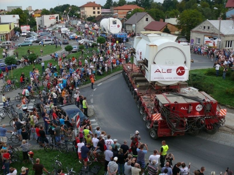 Historyczny transport turbiny i generatora z Wrzaw, w gminie Gorzyce do Stalowej Woli 