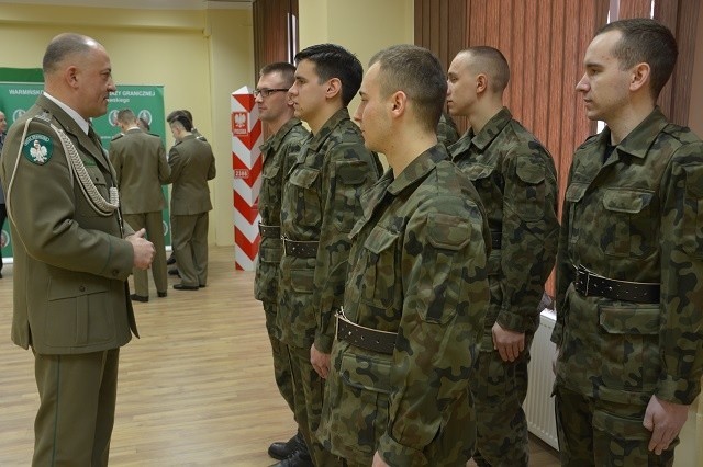 Komendant, pogratulował ślubującym wstąpienia w szeregi Straży Granicznej, a kapralom ukończenia Szkoły Podoficerskiej.