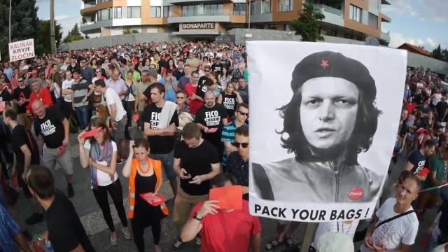 Słowacja | Demonstracja w Bratysławie | Premier Robert Fico i szef MSW Robert Kalinak zamieszani w aferę