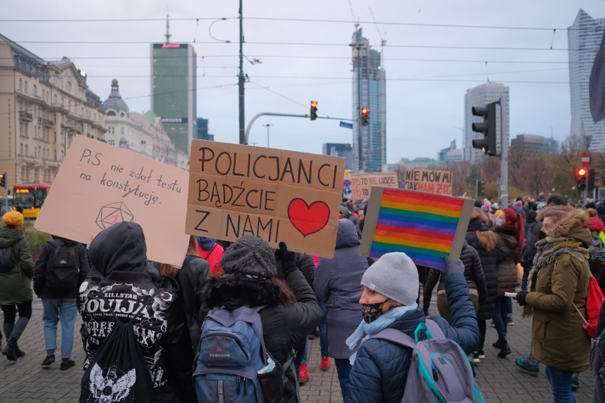 Warszawa: Protest Strajku Kobiet „W imię matki, córki, siostry" [ZDJĘCIA] [WIDEO] Rondo Praw Kobiet zamiast Dmowskiego