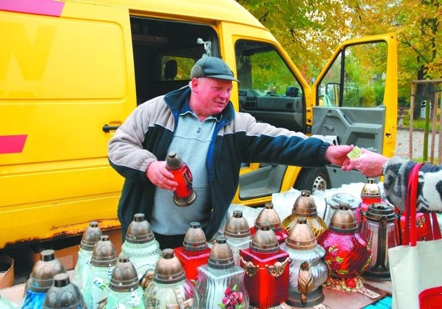 Leszek Kuczyński sprzedaje znicze przed jednym z łomżyńskich cmentarzy. Na stoisku można kupić znicze, kwiaty oraz stroiki. Ceny są przystępne a i jest w czym wybierać.