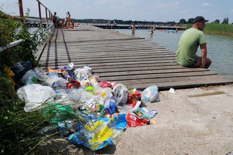 Śmieci tuż przed wejściem na pomost