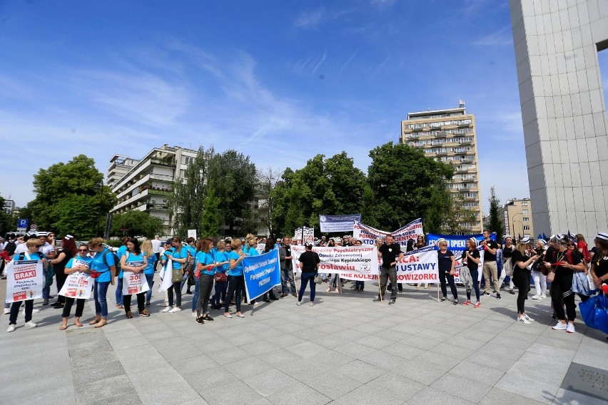 Manifestacja medyków pod Sejmem. „Test wiarygodności polityków” 