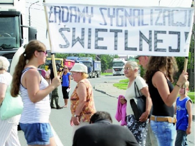 Żeby nie zablokować drogi kompletnie, protestujący chodzili przez przejście po dziesięć minut z pięciominutowymi przerwami. Po godzinie zakończyli protest. Policja nie interweniowała.