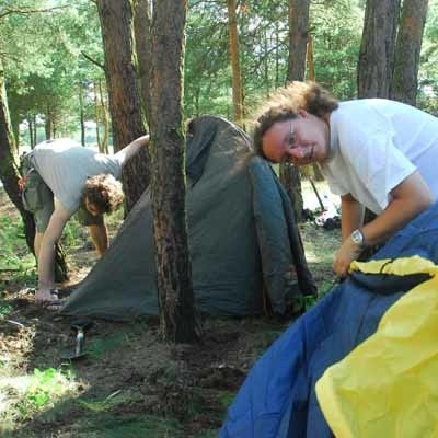 W piątek namioty w woodstockowym lasku rozbili Krzysiek Sajna z Pruszkowa i Grzegorz Plebański z Warszawy. Obaj są projektantami akceleratorów do urządzeń medycznych w Instytucie Problemów Jądrowych... Uff!