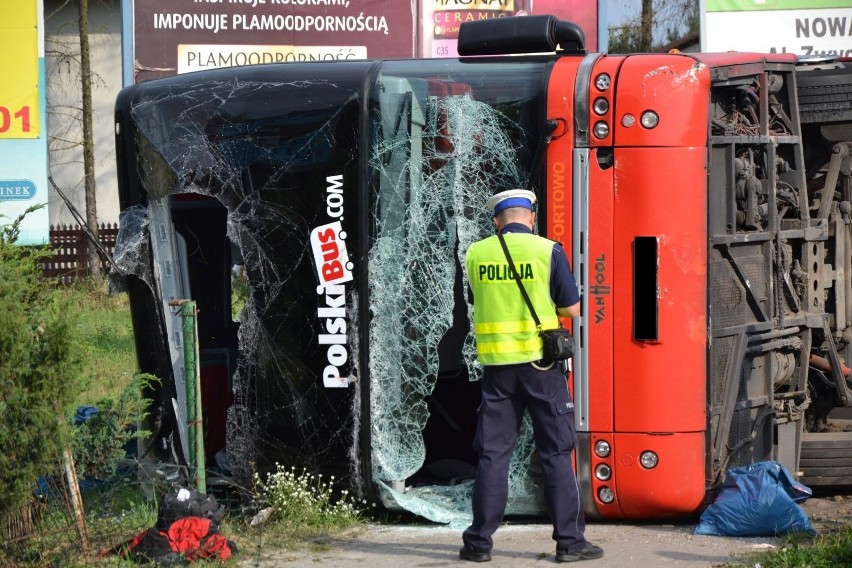 Wypadek autokaru w Nowej Dębie. 38 osób poszkodowanych!