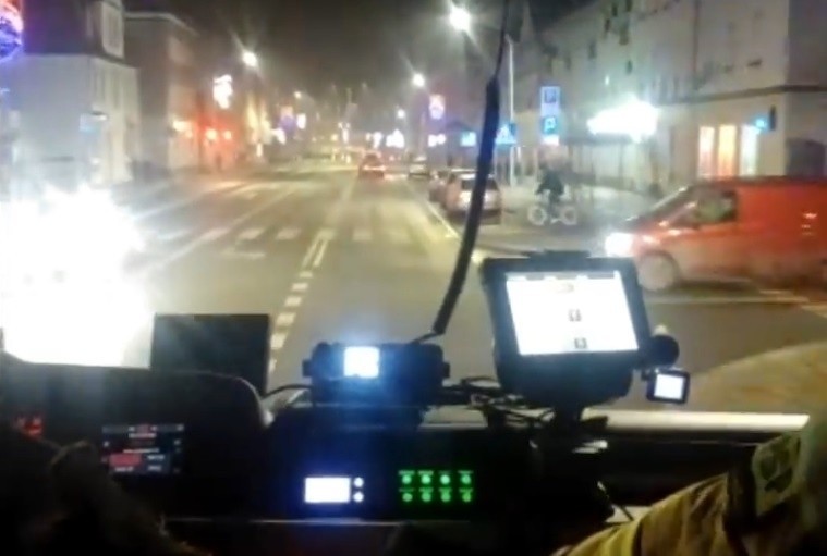 Kędzierzyn-Koźle. Rowerzysta ze słuchawkami na uszach wjechał wprost pod wóz strażacki pędzący do akcji