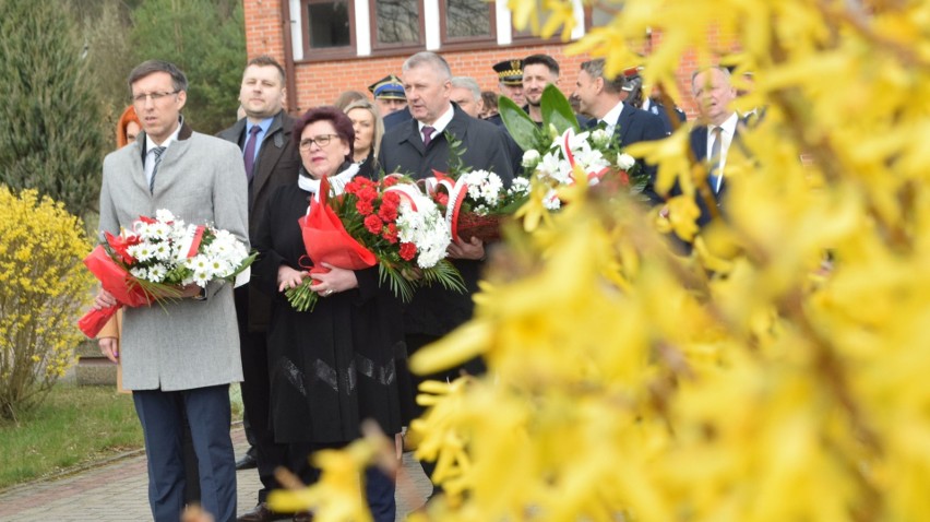 Dzień Pamięci Ofiar Zbrodni Katyńskiej w Ostrołęce. Złożono kwiaty pod pomnikiem na cmentarzu komunalnym. 13.04.2023. Zdjęcia