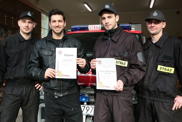 Rafał Maślak (drugi od lewej) razem ze strażakami z rodzinnej Gorzycy.
