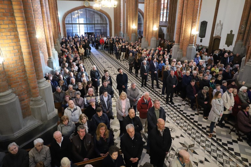 Wielki Piątek. W sobotę wierni święcą pokarmy. Zobacz zdjęcia z Liturgii Męki Pańskiej [ZDJĘCIA]