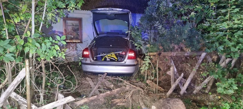 Wypadek w Głuchowie pod Tuszynem. Po zderzeniu dwóch samochodów jeden wjechał w budynek. Dwie osoby ranne ZDJĘCIA
