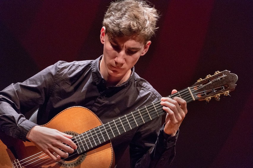 Andrzej Grygier naukę gry na gitarze rozpoczął w wieku 7...