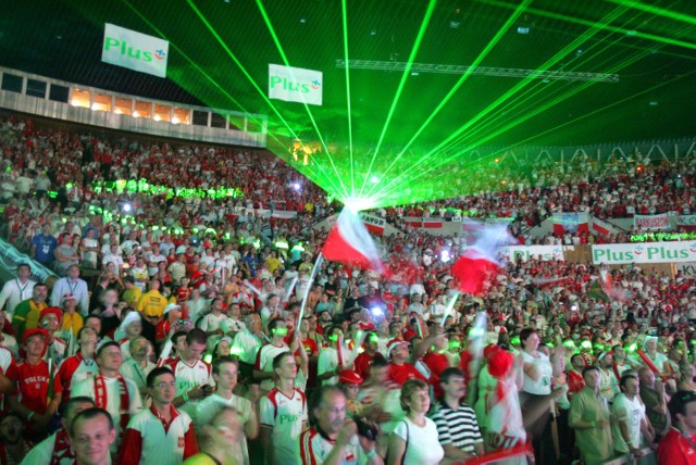 Polscy kibice już nie raz udowodnili, że są najlepsi na świecie. Kibicują naszej reprezentacji, świetnie się przy tym bawiąc. Siatkarze wielu reprezentacji podkreślają, że takiej atmosfery jaka panuje podczas meczów w katowickim Spodku nie ma na całym świecie