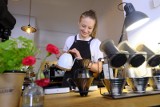 Czary mary z kawy na upały. Mistrzyni Polski w parzeniu kawy metodami alternatywnymi zdradza Czytelnikom „Nowości” tajniki swojej profesji