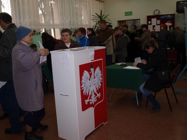 Przed południem w lokalu wyborczym w Szkole Podstawowej w Barwicach po karty do głosowania ustawiła się kolejka.