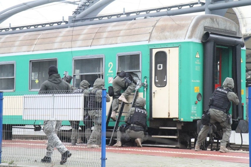 Ćwiczenia antyterrorystów na Dworcu Głównym