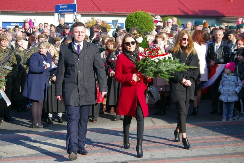 Święto Niepodległości w Tarnobrzegu. Odsłonięto pomnik Józefa Piłsudskiego [ZDJĘCIA]