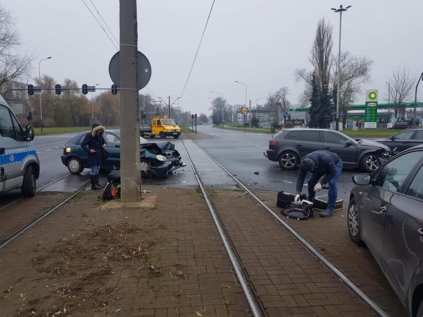 Nietrzeźwy kierowca pstrykał fotki mijając autem wypadek. Nie spodziewał się kontroli 