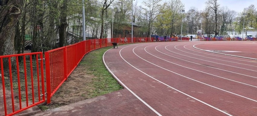 Białystok. Nowe ogrodzenie wokół bieżni stadionu lekkoatletycznego