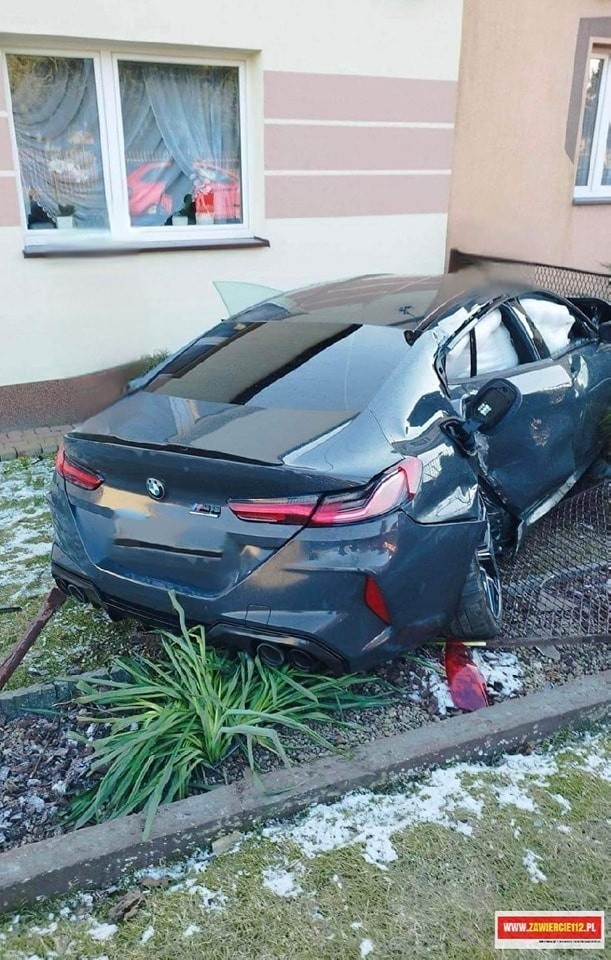 Samochód wjechał w ogrodzenie jednej z posesji przy ul. Łośnickiej w Zawierciu.