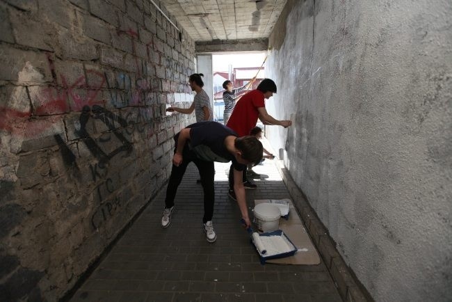 Kraków. "HejtStop", czyli zamalowujemy hejty w Dzień Wagarowicza [ZDJĘCIA, WIDEO]