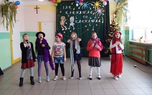 Walentynki w Szkole Podstawowej w Chrobrzu. Uczniowie zaśpiewali "Miłość w Zakopanem" [ZDJĘCIA]