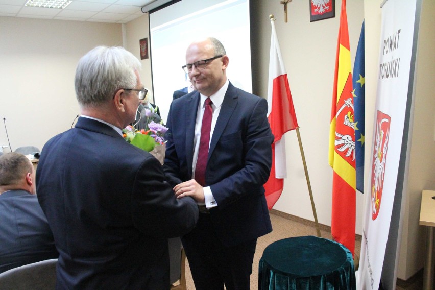 Ustępujący starosta Mirosław Graczyk (z prawej) pogratulował...