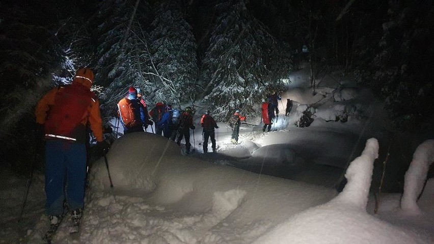 Tatry. Lawina zabiła dwóch narciarzy skitourowych. Trzeci się uratował. Wykopywał się spod śniegu trzy godziny