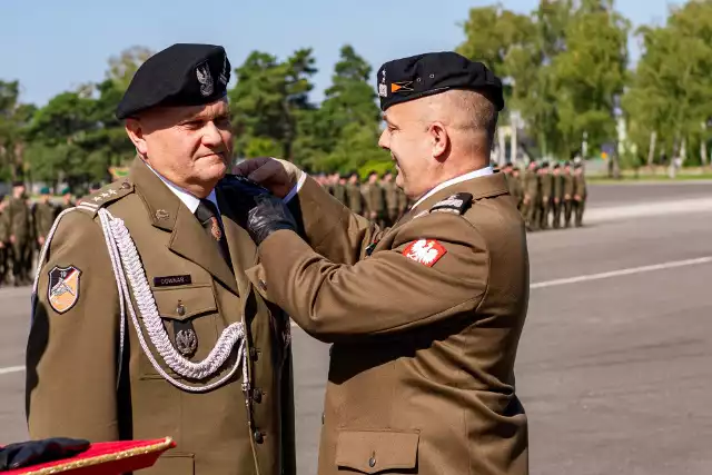 Uroczystość przekazania dowództwa odbyła się na uroczystym apelu. Szefem świętoszowskiej jednostki został pułkownik Mirosław Downar (z lewej).