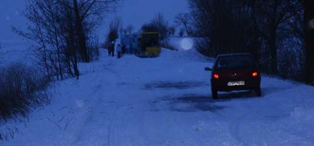 Zakopany autobus zablokowała drogę koło Małkocina.