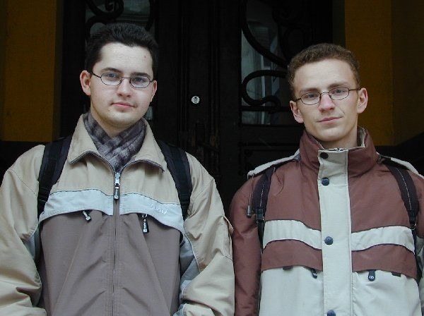 Tomek i Jarek wrócili z Gdańska z  pamiątkowymi gadżetami, kto wie, co przywiozą  w kwietniu?