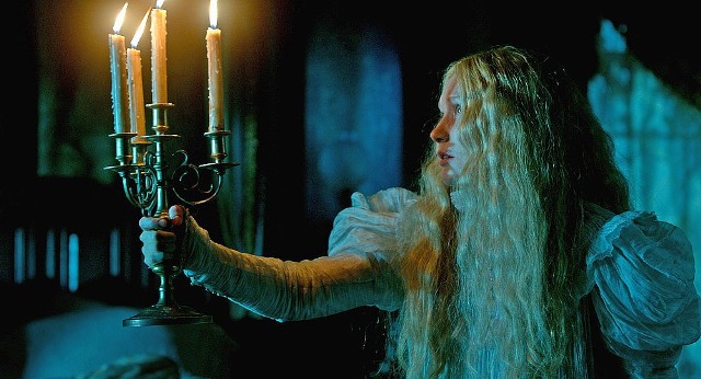 "Crimson Peak. Wzgórze krwi"Gotycki horror w reżyserii Guillermo del Toro, twórcy „Labiryntu fauna” i serii „Hellboy”. Po rodzinnej tragedii młoda pisarka (Mia Wasikowska) trafia do mrocznego domu, którego ściany pamiętają duchy przeszłości, a jej nowy mąż – sir Thomas Sharpe (Tom Hiddleston) nie jest tym, za kogo się podawał. Rzecz dzieje się w mrokach XIX wieku, w zimnym, górzystym hrabstwie Cumberland.ZOBACZ ZWIASTUN FILMU