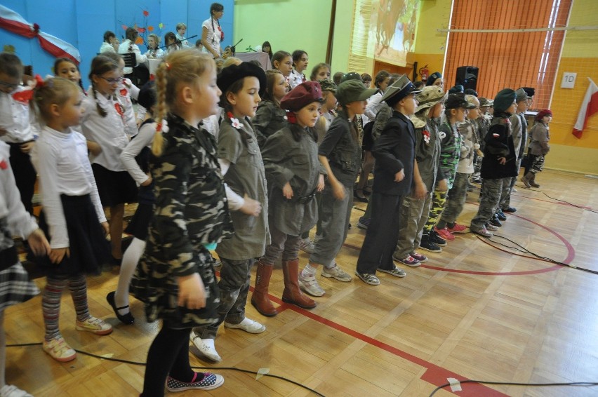 Uczniowie ze szczecineckiej "jedynki" patriotycznie [zdjęcia]
