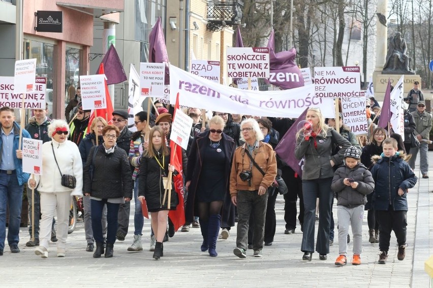 Manifestacja w Kielcach w obronie praw kobiet 