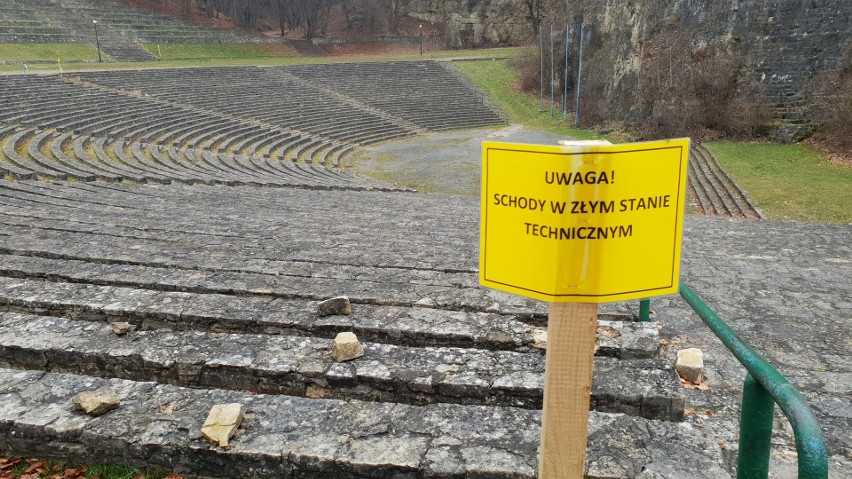 Amfiteatr się rozpada. Starostwo ustawiło tabliczki...