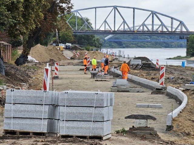 Nie można ziemią obsypywać zabytkowej cegły, ponieważ zapewnia się w ten sposób stały dopływ zasolonej wody do struktury muru. Nie można także blokować wysokimi, szczelnymi krawężnikami odpływu wody opadowej. Nie można prowadzić do zasolenia otaczającej mur ziemi użyciem ogromnych ilości cementu do podbudowy drogi - pisze profesor Bogumiła Rouba.