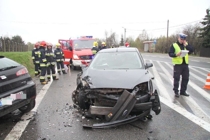 Wypadek na Raszówce, na trasie numer 74. Zderzyły się dwie osobówki.