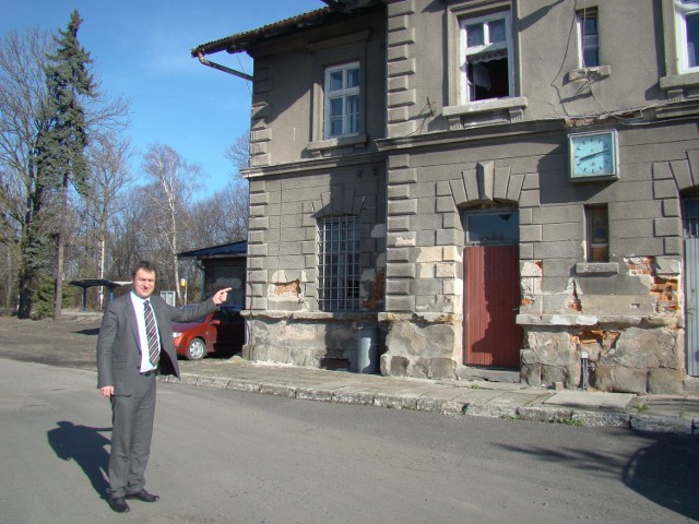 Budynek dworca PKP, wybudowany w 1884 roku, odzyska dawny blask - zapewnia Bogusław Antos, wójt gminy Brzeźnica