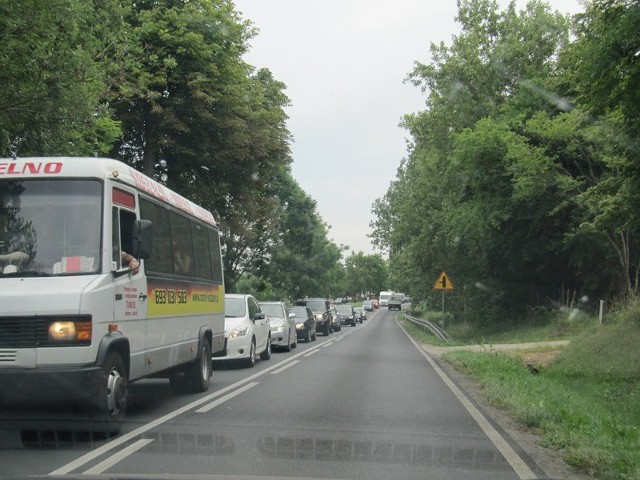 Kierowcy udający się czwartkowym popołudniem do Mielna muszą uzbroić się w cierpliwość albo przesiąść na rowery.