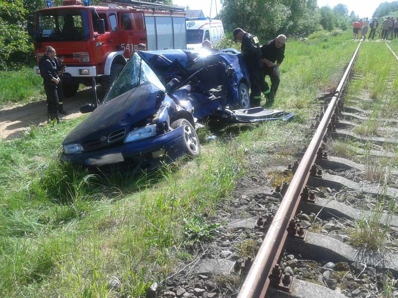 Autem wjechał pod ubijacz nasypów [ZDJĘCIA]. Samochód trzeba było rozcinać