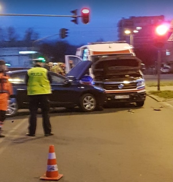 Wypadek karetki pogotowia na ul. Dąbrowskiego. Ranni ratownik, lekarka i kierowca skody ZDJĘCIA