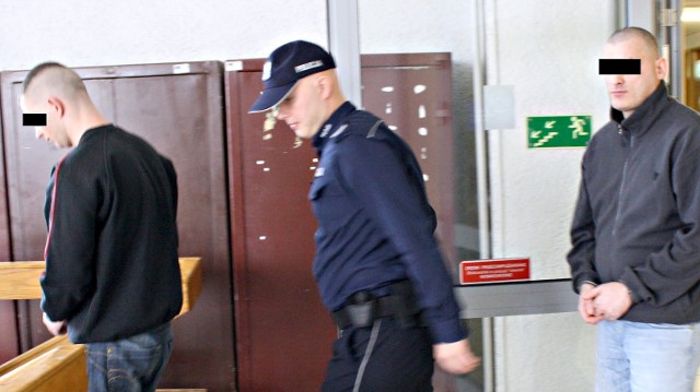 Oskarżeni  Piotr S. (z lewej) i Mariusz D. doprowadzani w konwoju policyjnym na proces 