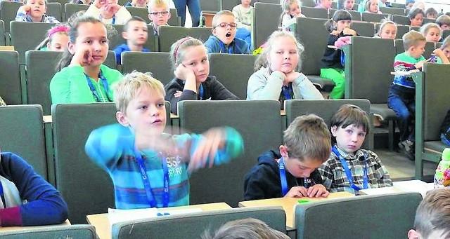 Na zajęciach Politechniki Dziecięcej w Stalowej Woli mali studenci są aktywni i zadają pytania świadczące o dużej wiedzy. 